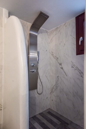 Shower, hair dryer, towels, soap - Skinopi Fisherman's house (Schinopi)