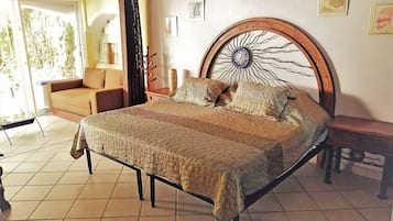 2 slaapkamers, een kluis op de kamer, een strijkplank/strijkijzer, wifi