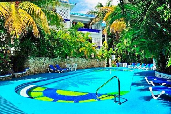 Pool - Quiet zone, authentic Mexican condo (Playa del Carmen)