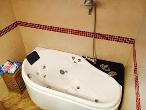 Combined shower/tub, jetted tub, hair dryer, towels - Apartment in Kato Paphos (Phafos)