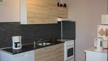 Een koelkast, een microgolfoven, een oven, een kookplaat