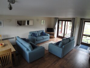 TV connectée, lecteur de DVD, livres, vidéothèque