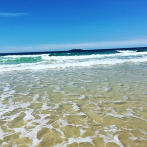 A beach with clear shallow waters and waves. - Lovely relaxing country Cottage near Rock & Polzeath & Daymer Bay. (St Minver)