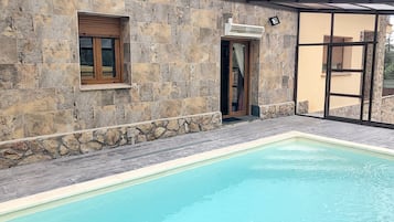 Una piscina cubierta, una piscina al aire libre
