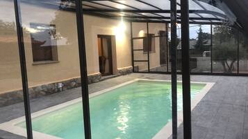 Una piscina techada, una piscina al aire libre