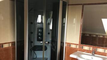 Ducha, bañera de hidromasaje, secador de pelo, toallas