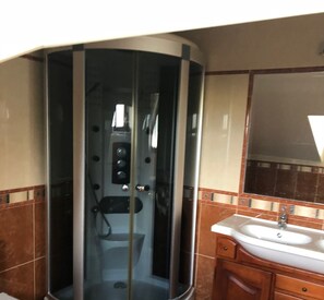 Dusche, Whirlpool, Haartrockner, Handtücher