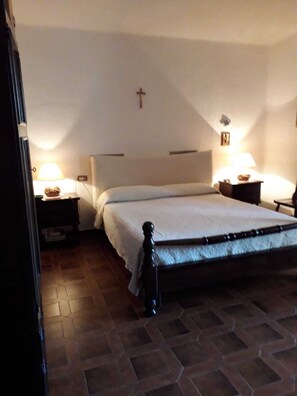 4 chambres, fer et planche à repasser