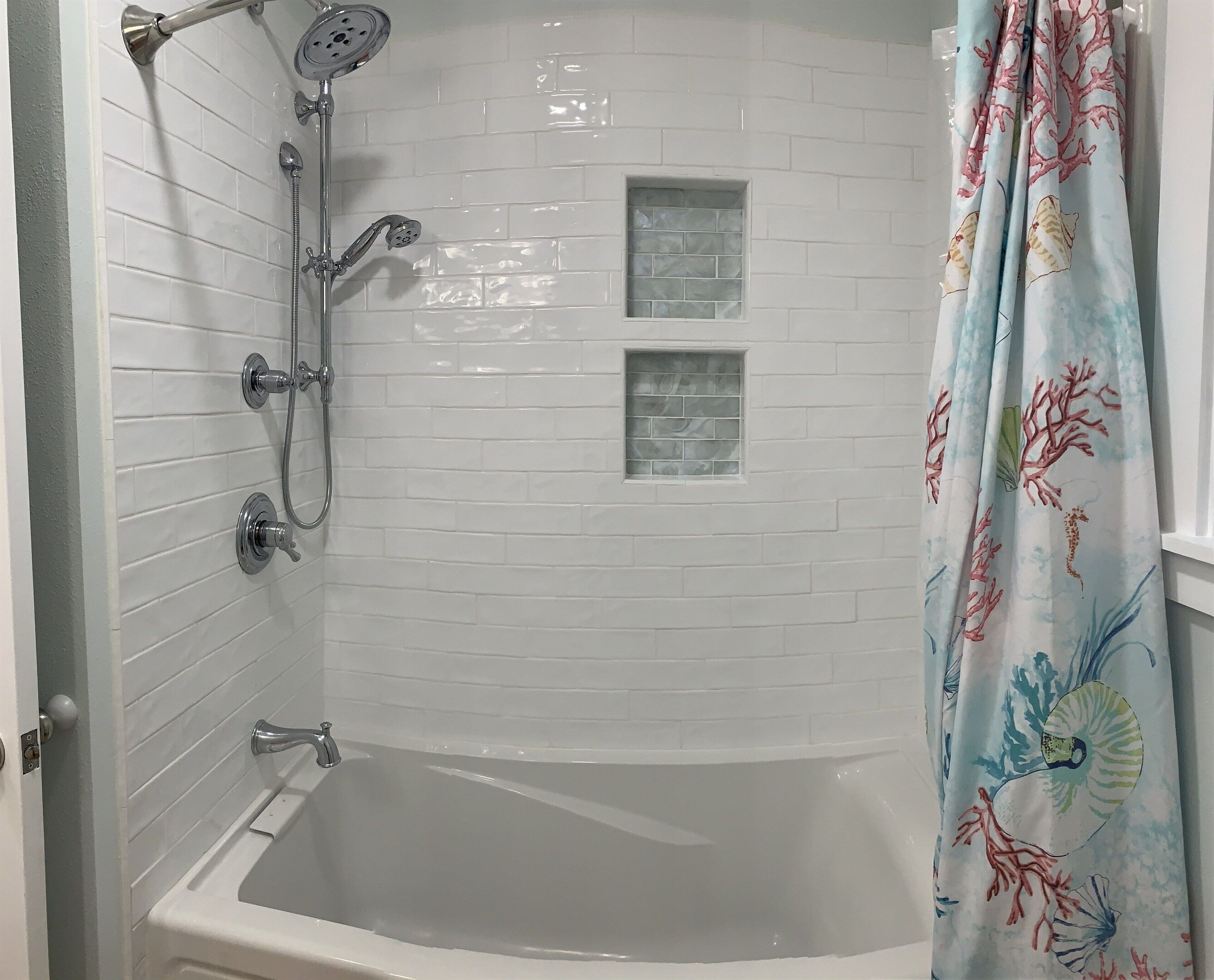Combined shower/tub, hair dryer, towels
