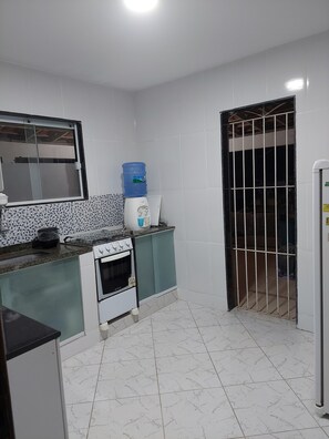 Geladeira, micro-ondas, cooktop, cafeteira/chaleira