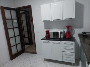 Geladeira, micro-ondas, cooktop, cafeteira/chaleira