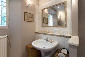 淋浴/盆浴组合、吹风机、毛巾、肥皂