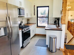 Refrigerador, microondas, horno y parrilla de estufa 