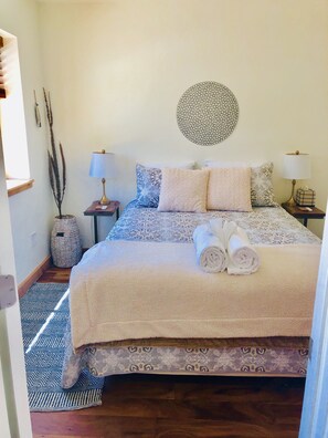 2 bedrooms, iron/ironing board, free WiFi, bed sheets - The Peakview- with private hot tub! (Flagstaff)