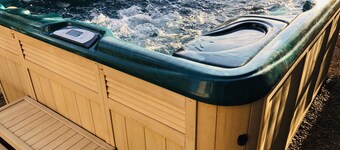 The Peakview- with private hot tub!