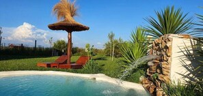 Deluxe Cabin, Pool View | Living area | 32-inch LED TV with digital channels, TV, DVD player - Complejo La Roca - Hospedaje (Caseros)