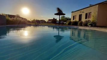 2 piscine all'aperto, ombrelloni da piscina, lettini