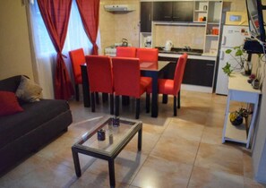 Deluxe Cabin, Pool View | 2 bedrooms, in-room safe, individually decorated, individually furnished - Complejo La Roca - Hospedaje (Caseros)