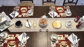 Termasuk sarapan Inggeris setiap hari