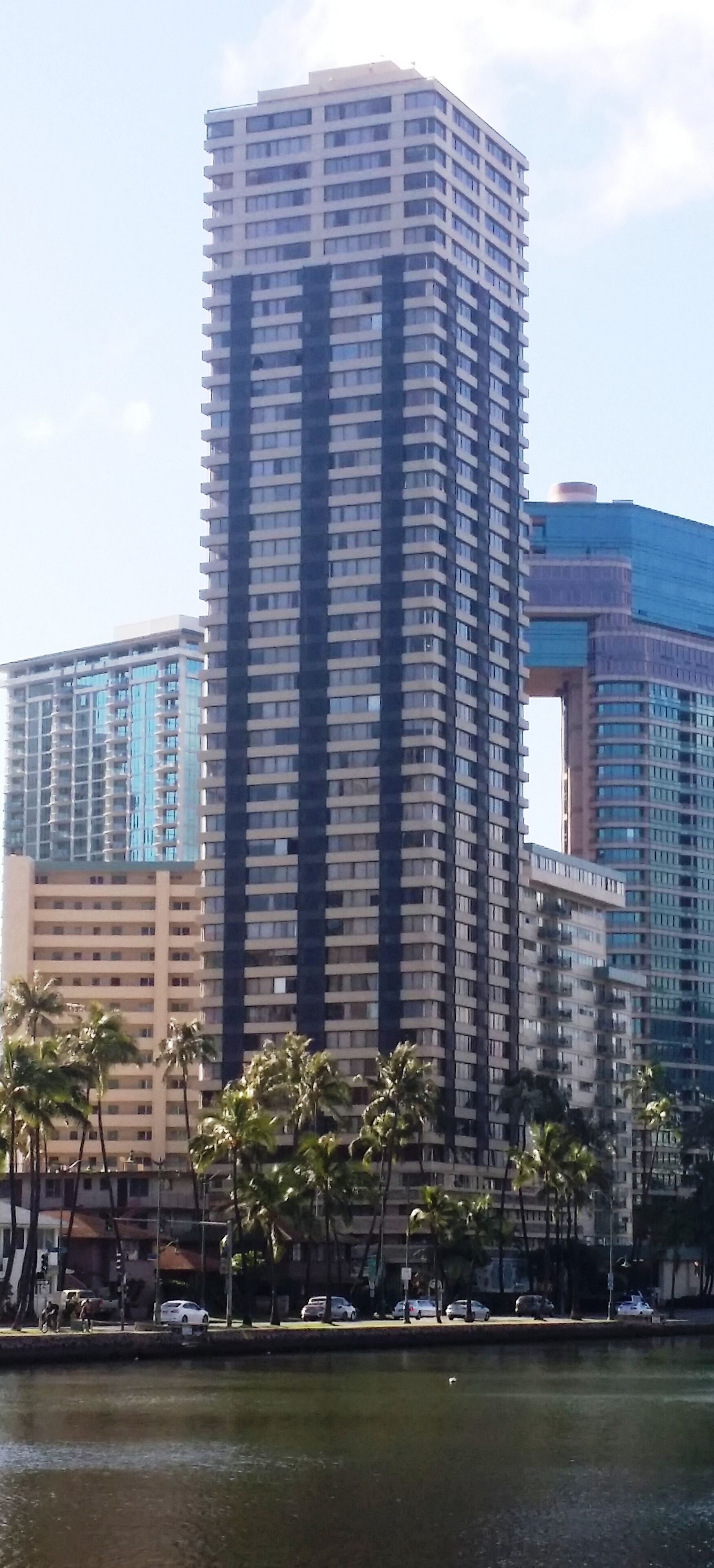 HAWAIIAN MONARCH 4 -STUDIO WITH MINI KITCHENETTE