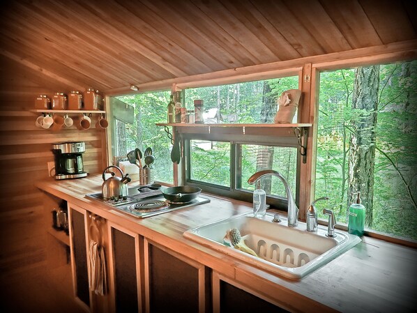 Refrigerador, microondas, parrilla de estufa y cafetera y tetera 