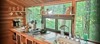 Nanook's Retreat- Pet & Kid Friendly Rustic Cabin w/ AC and WIFI