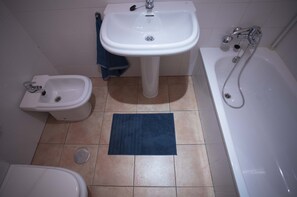 Ducha y bañera combinadas, secador de pelo, bidé y toallas