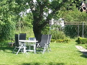 Outdoor dining - Apartment with atmosphere in old captain's house with garden, near the beach (Döse)