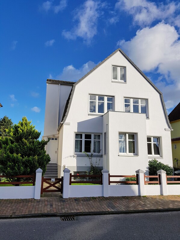 Exterior - Apartment with atmosphere in old captain's house with garden, near the beach (Döse)