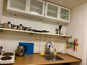 Kjøleskap, mikrobølgeovn, ovn og kokeplater