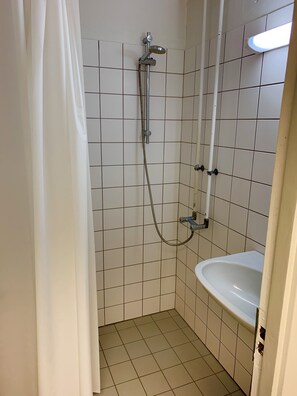 Sèche-cheveux, serviettes fournies, papier toilette