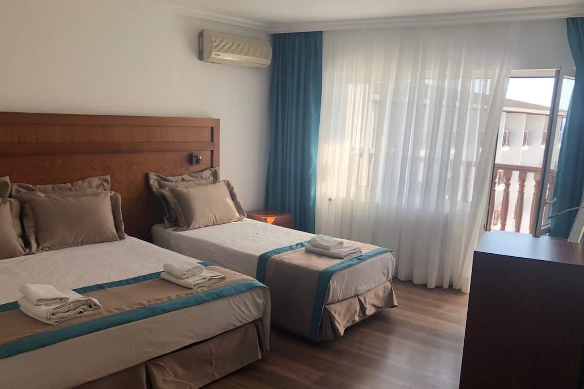 Odada kasa, masa, güneşlik/perde, ses yalıtımı