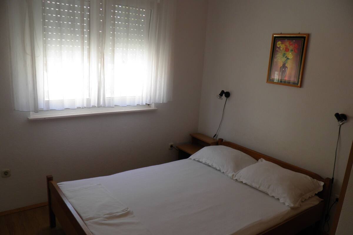 Desk, laptop workspace, cots/infant beds, rollaway beds