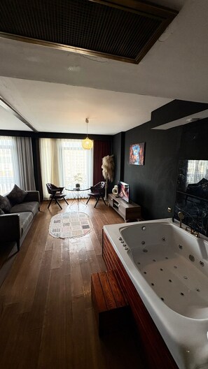 Luxury Double Room, Smoking, Bathtub | In-room safe, individually decorated, individually furnished, desk - My Palace Rooms (Istanbul)