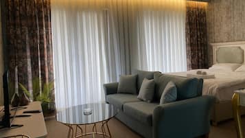 Standard Studio, 1 Double or 2 Twin Beds | 3 bedrooms, in-room safe, individually decorated, individually furnished
