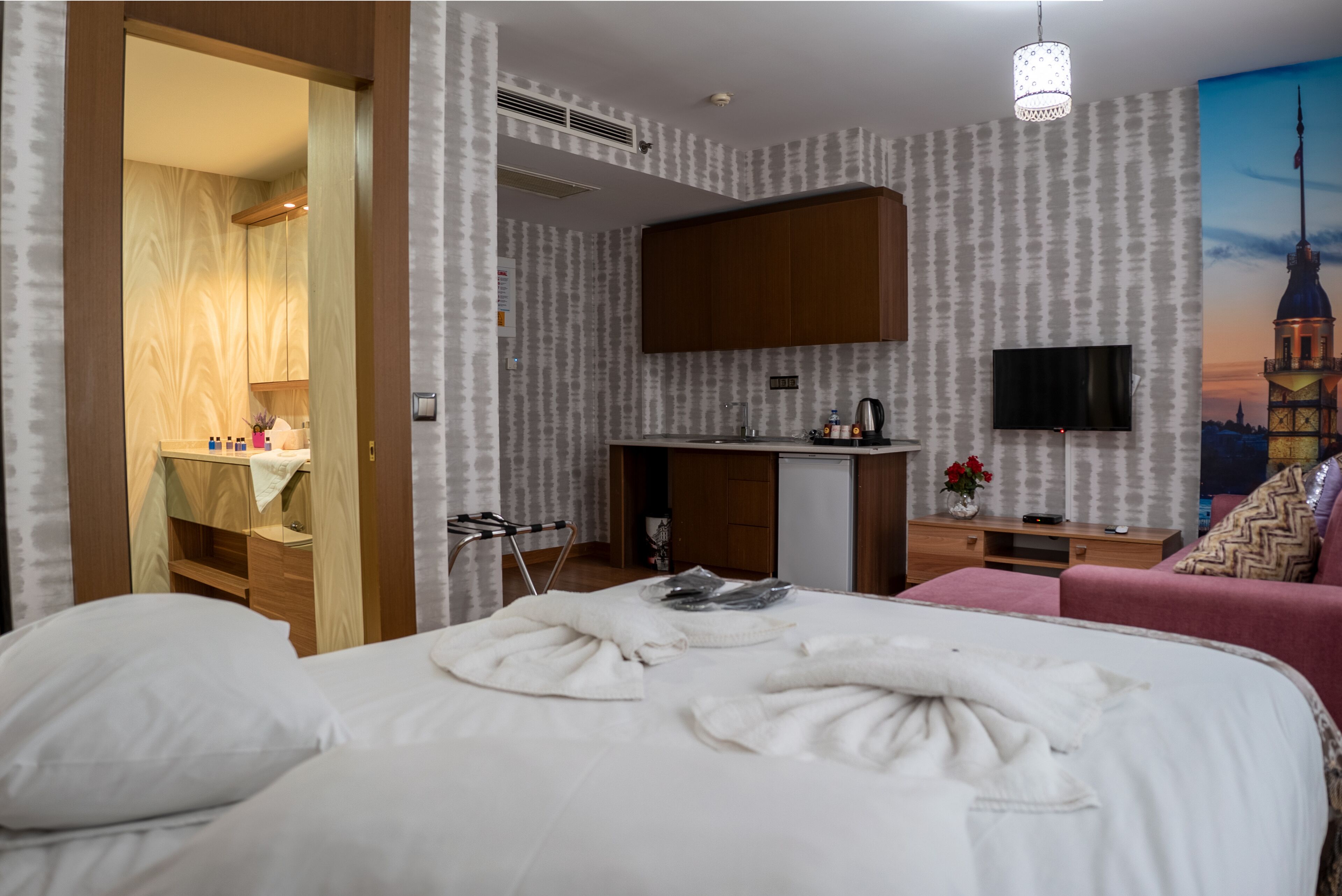 Standard Studio, 1 Double or 2 Twin Beds | In-room safe, individually decorated, individually furnished, desk