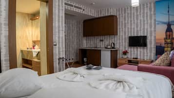 Standaard studio, 1 tweepersoonsbed of 2 eenpersoonsbedden | 3 slaapkamers, een kluis op de kamer, individueel gedecoreerd