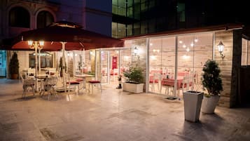 Phục vụ bữa trưa và bữa tối