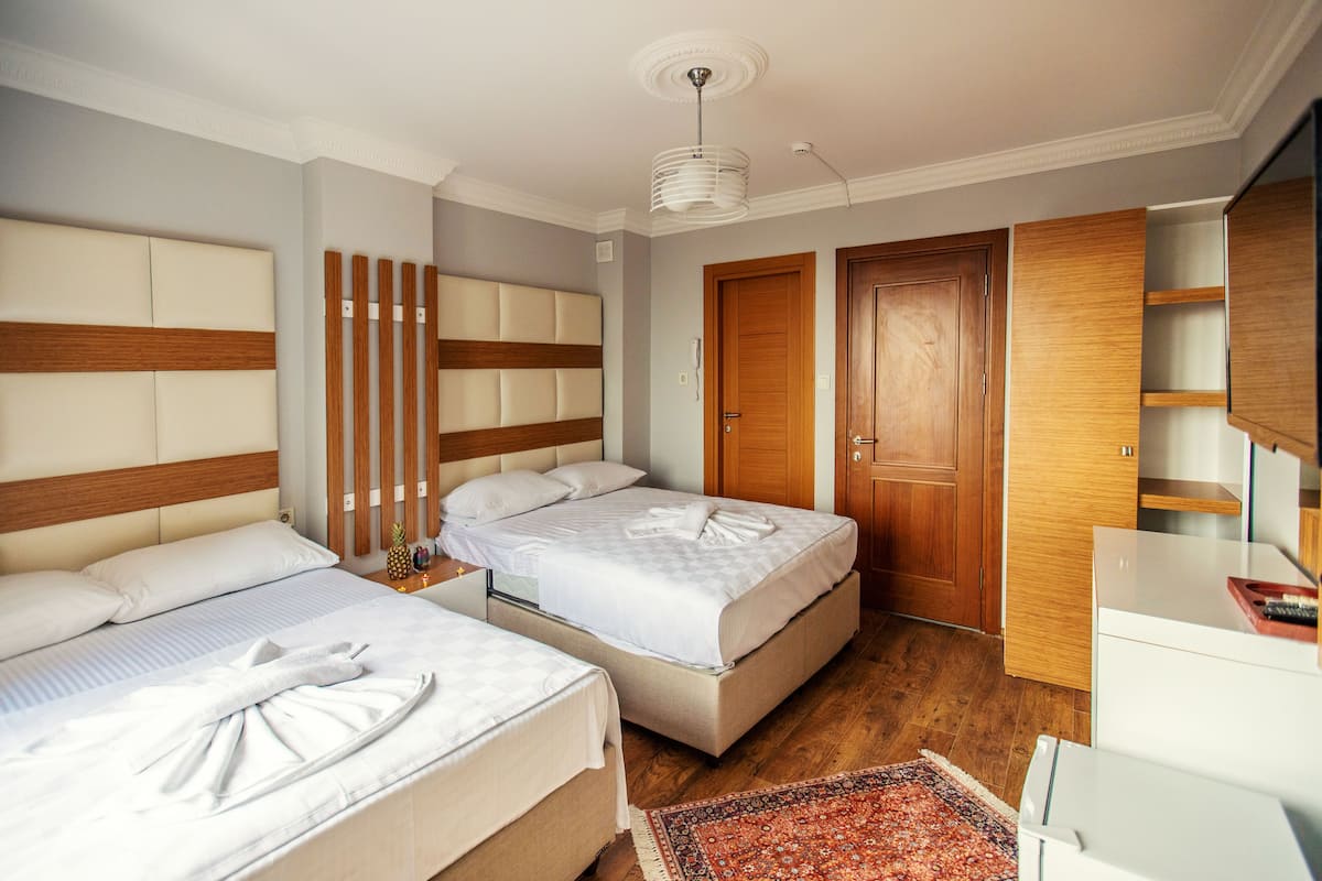 Frigobar, cofres nos quartos, escrivaninha, cortinas blackout