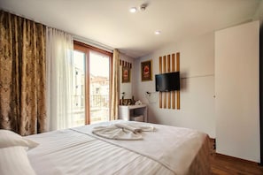 Double Room, City View | Minibar, in-room safe, desk, blackout drapes - Maduro Hotel (Istanbul)