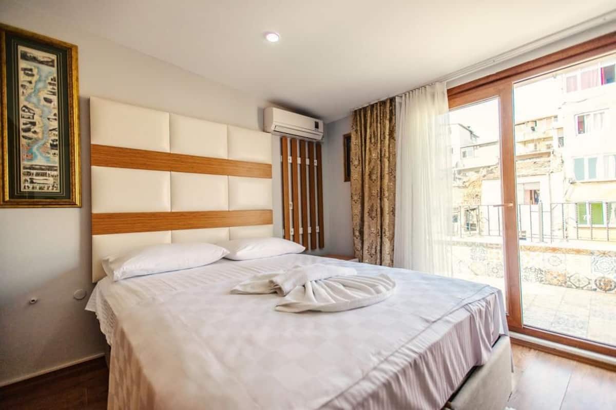 Quarto casal, vista para a cidade | Frigobar, cofres nos quartos, escrivaninha, cortinas blackout