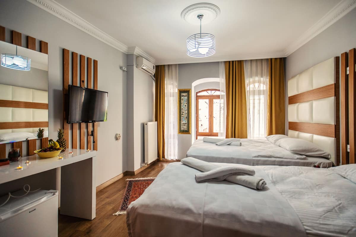 Quarto panorâmico, 2 camas Queen, para não fumantes, vista para o mar | Frigobar, cofres nos quartos, escrivaninha, cortinas blackout