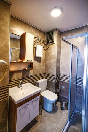 Shower, hair dryer, slippers, towels - Maduro Hotel (Istanbul)