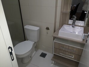 Shower, hair dryer, towels, shampoo