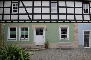 Exterior - Vacation apartment Zur alten Schäferei with sauna in the historic four-sided courtyard (Zeulenroda-Triebes)