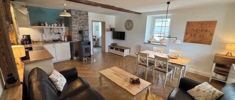 Smart TV, fireplace, DVD player, ping pong