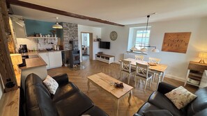 Smart-TV, peis, DVD-spiller og bordtennis