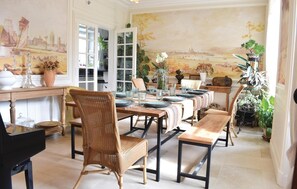 Dining - Lovely home in Barbery with WiFi (Barbery)