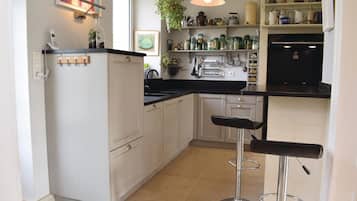 Réfrigérateur, plaque de cuisson, lave-vaisselle, cafetiÚre/bouilloire