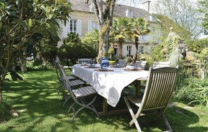 Outdoor dining - Lovely home in Barbery with WiFi (Barbery)